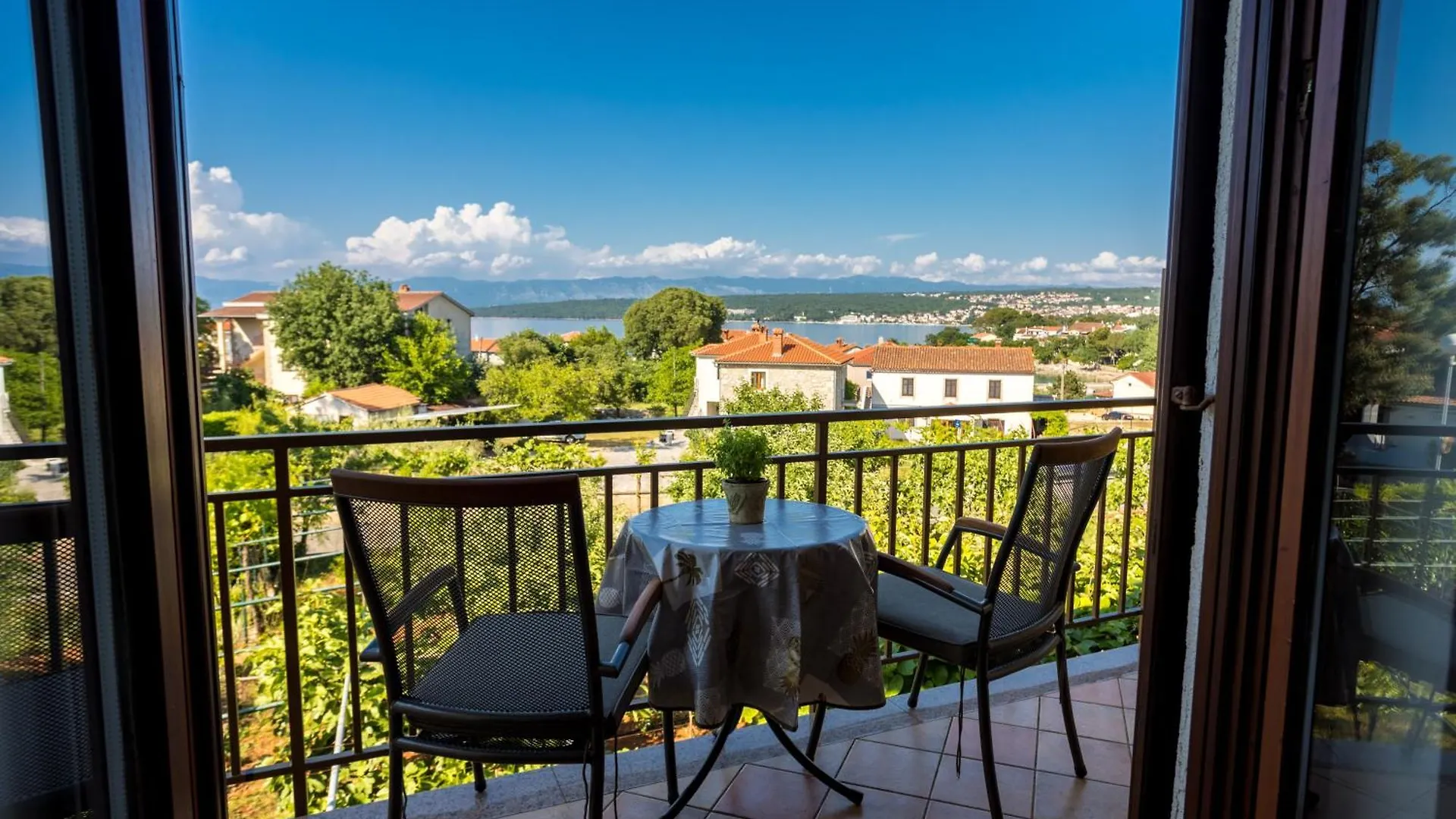 Apartments And Rooms Kod Keti Malinska Πανσιόν
